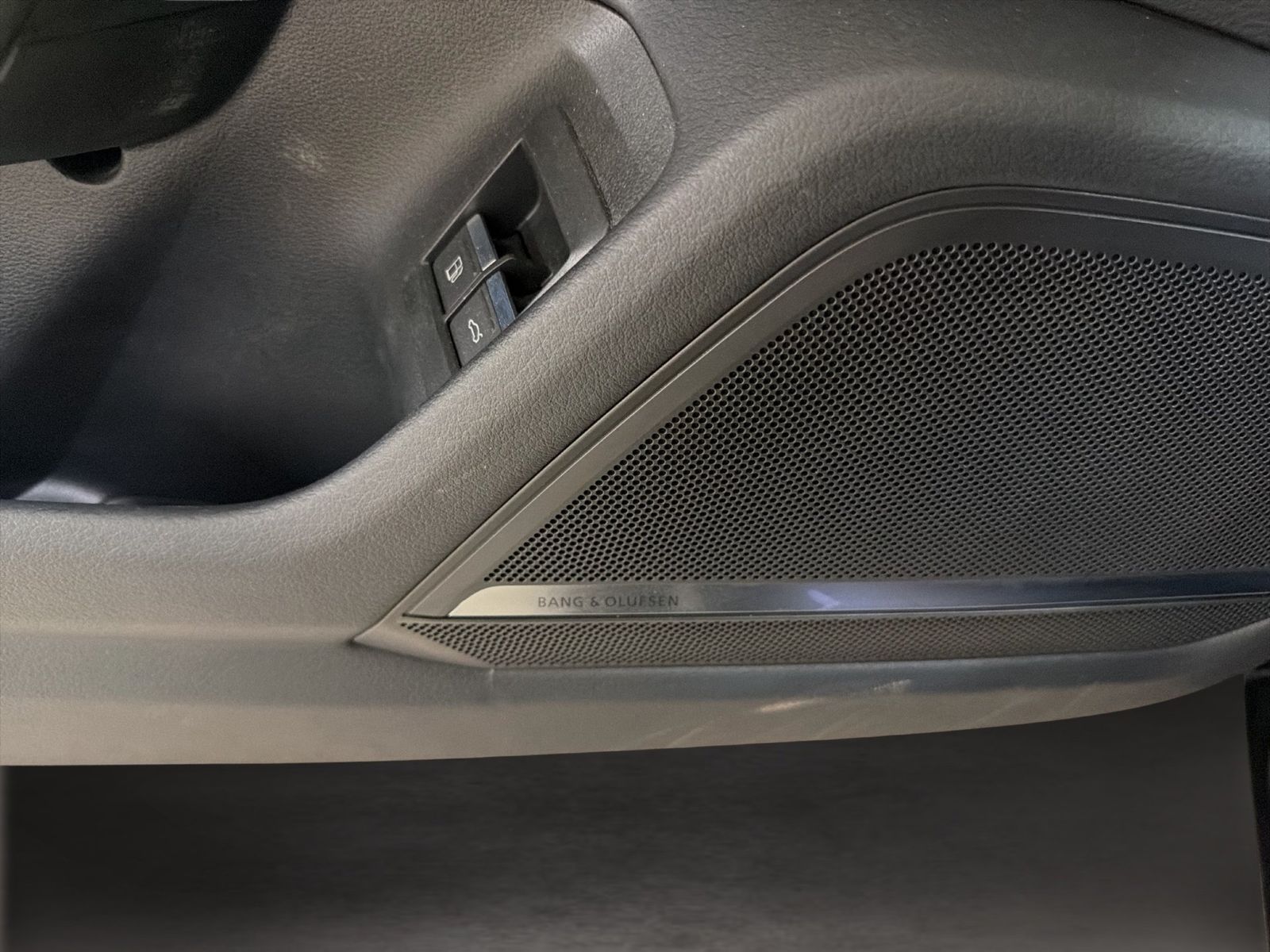 Fahrzeugabbildung Audi A6 Avant TFSI e Sport 55 TFSIe S-tronic S line S - mit KI generiert/bearbeitet