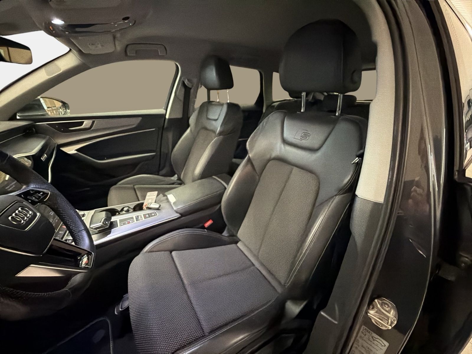 Fahrzeugabbildung Audi A6 Avant TFSI e Sport 55 TFSIe S-tronic S line S - mit KI generiert/bearbeitet