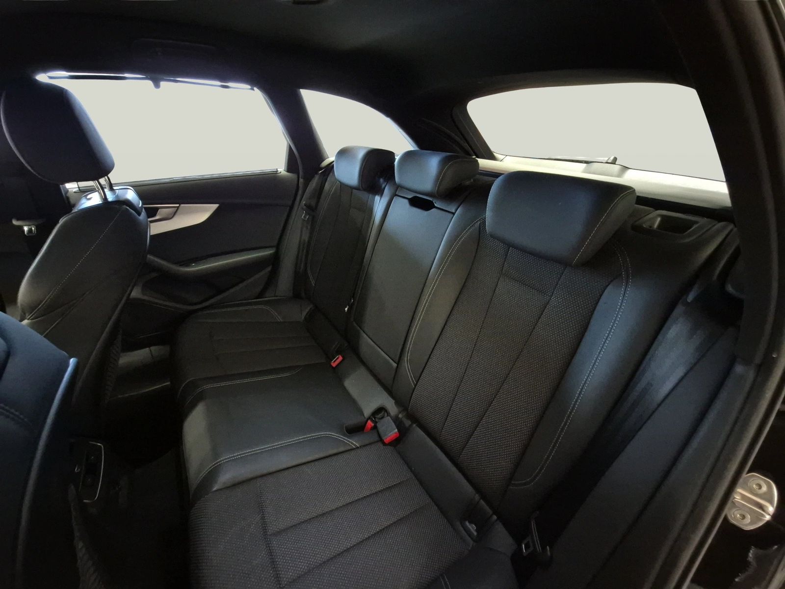 Fahrzeugabbildung Audi A4 Avant 35 TDI S tronic S line ACC Navi Kamera - mit KI generiert/bearbeitet