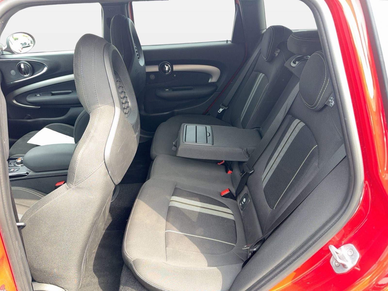 Fahrzeugabbildung MINI Cooper S Clubman All 4 AHK HUD Navi Facelift PDC - mit KI generiert/bearbeitet