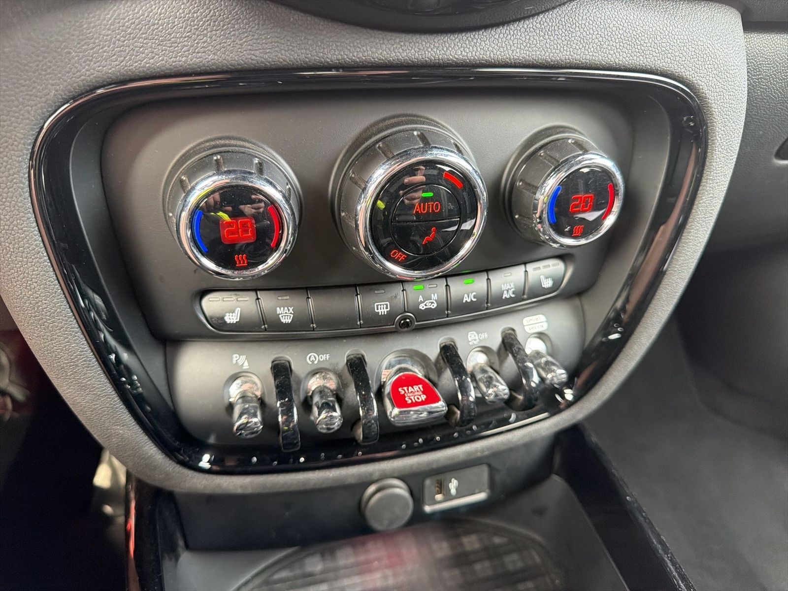 Fahrzeugabbildung MINI Cooper S Clubman All 4 AHK HUD Navi Facelift PDC - mit KI generiert/bearbeitet