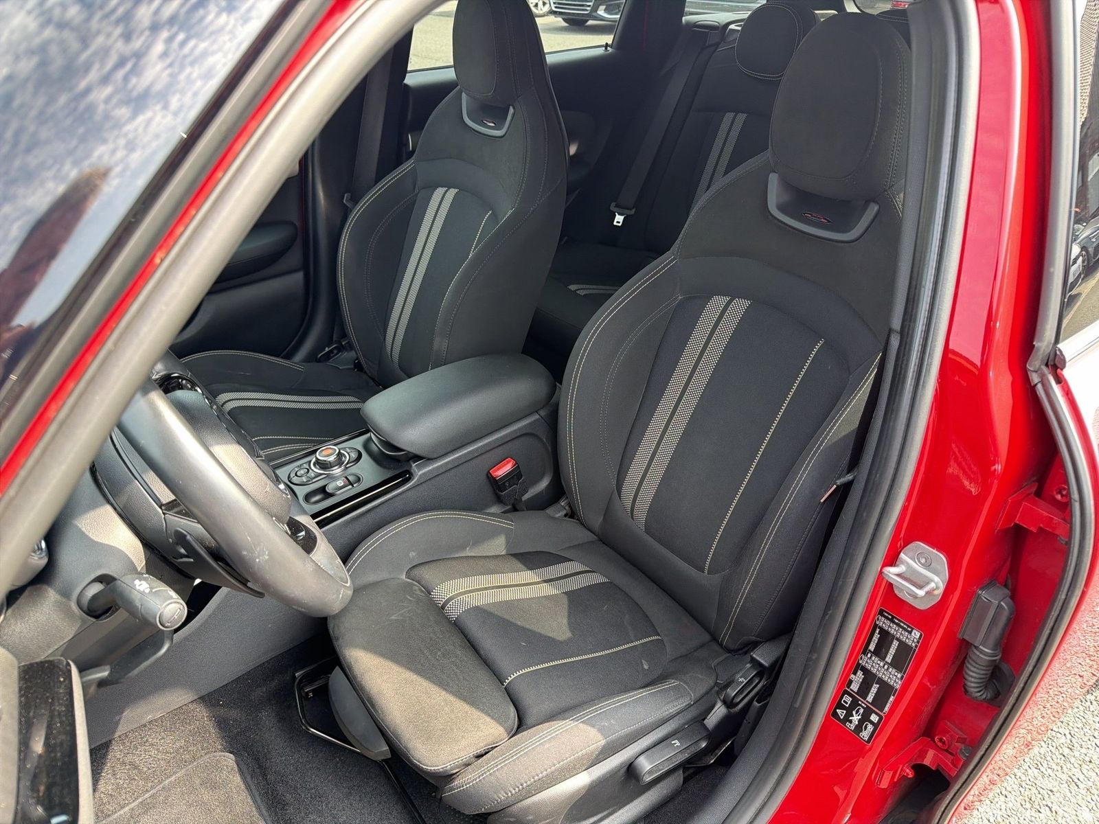 Fahrzeugabbildung MINI Cooper S Clubman All 4 AHK HUD Navi Facelift PDC - mit KI generiert/bearbeitet