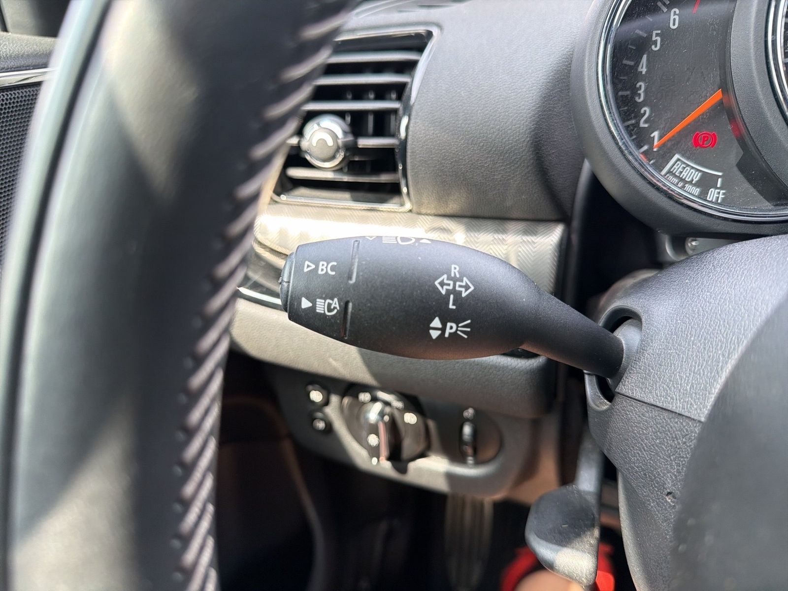 Fahrzeugabbildung MINI Cooper S Clubman All 4 AHK HUD Navi Facelift PDC - mit KI generiert/bearbeitet