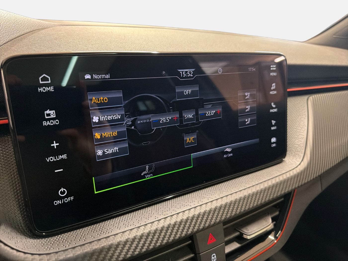 Fahrzeugabbildung SKODA Kamiq 1.5 TSI Monte Carlo Matrix AHK Pano SD ACC - mit KI generiert/bearbeitet