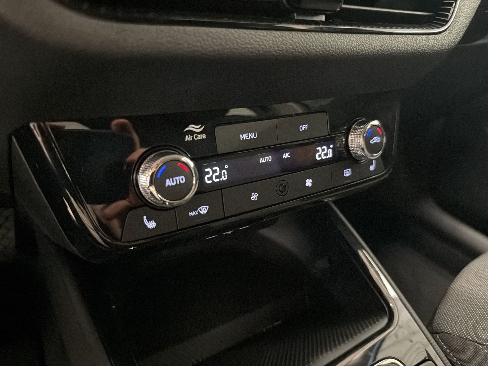 Fahrzeugabbildung SKODA Fabia 1.0 MPI Selection LED Navi VirtualCP PDC - mit KI generiert/bearbeitet