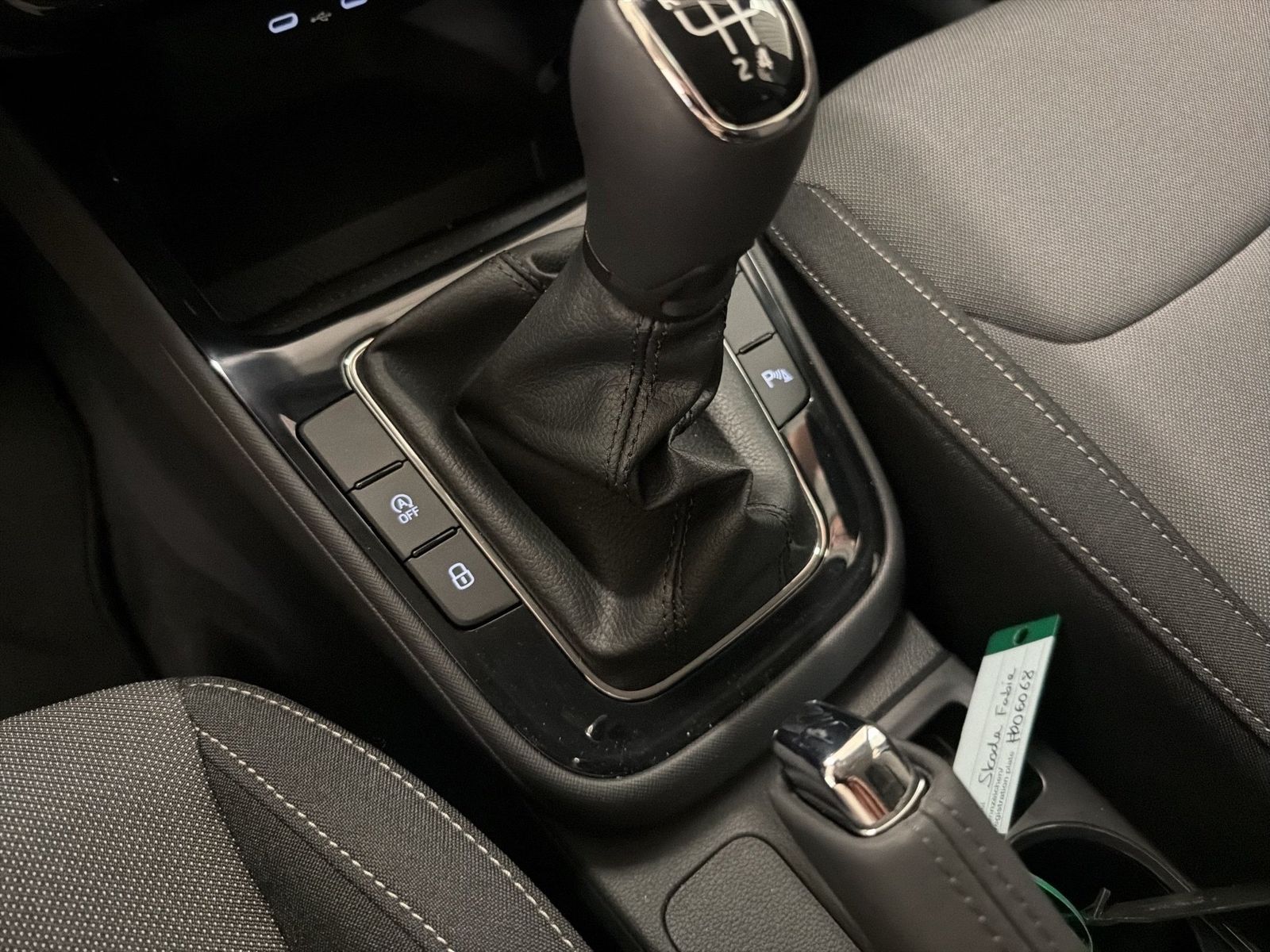 Fahrzeugabbildung SKODA Fabia 1.0 MPI Selection LED Navi VirtualCP PDC - mit KI generiert/bearbeitet