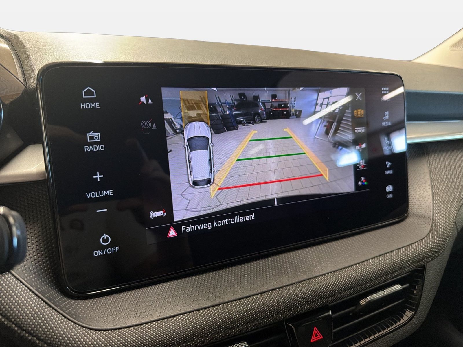 Fahrzeugabbildung SKODA Fabia 1.0 MPI Selection LED Navi VirtualCP PDC - mit KI generiert/bearbeitet