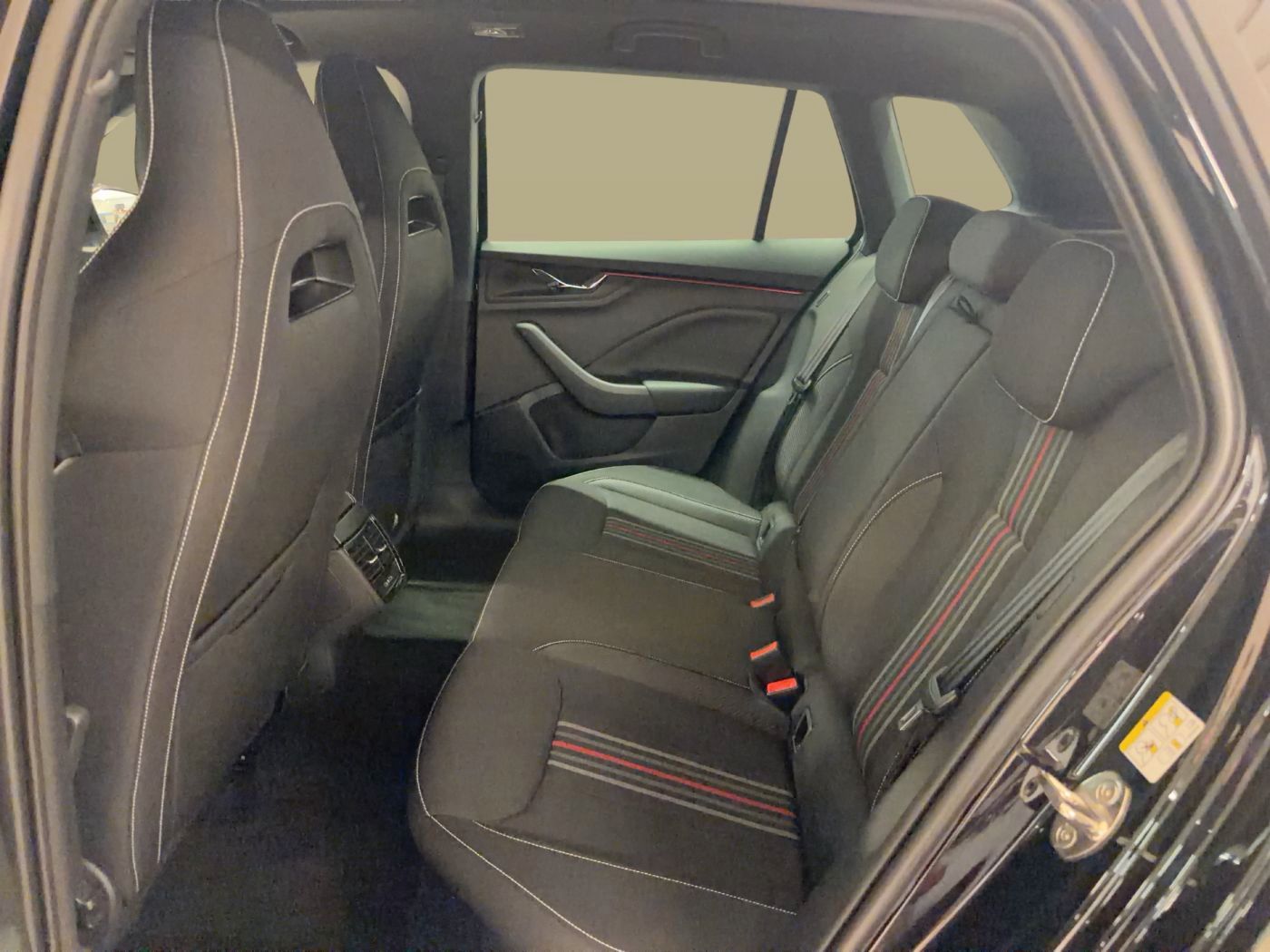 Fahrzeugabbildung SKODA Kamiq 1.5 TSI Monte Carlo Matrix AHK Pano SD ACC - mit KI generiert/bearbeitet