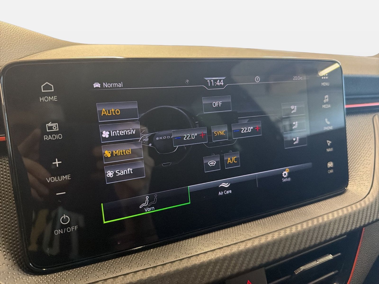 Fahrzeugabbildung SKODA Kamiq 1.5 TSI Monte Carlo Matrix AHK Pano SD ACC - mit KI generiert/bearbeitet