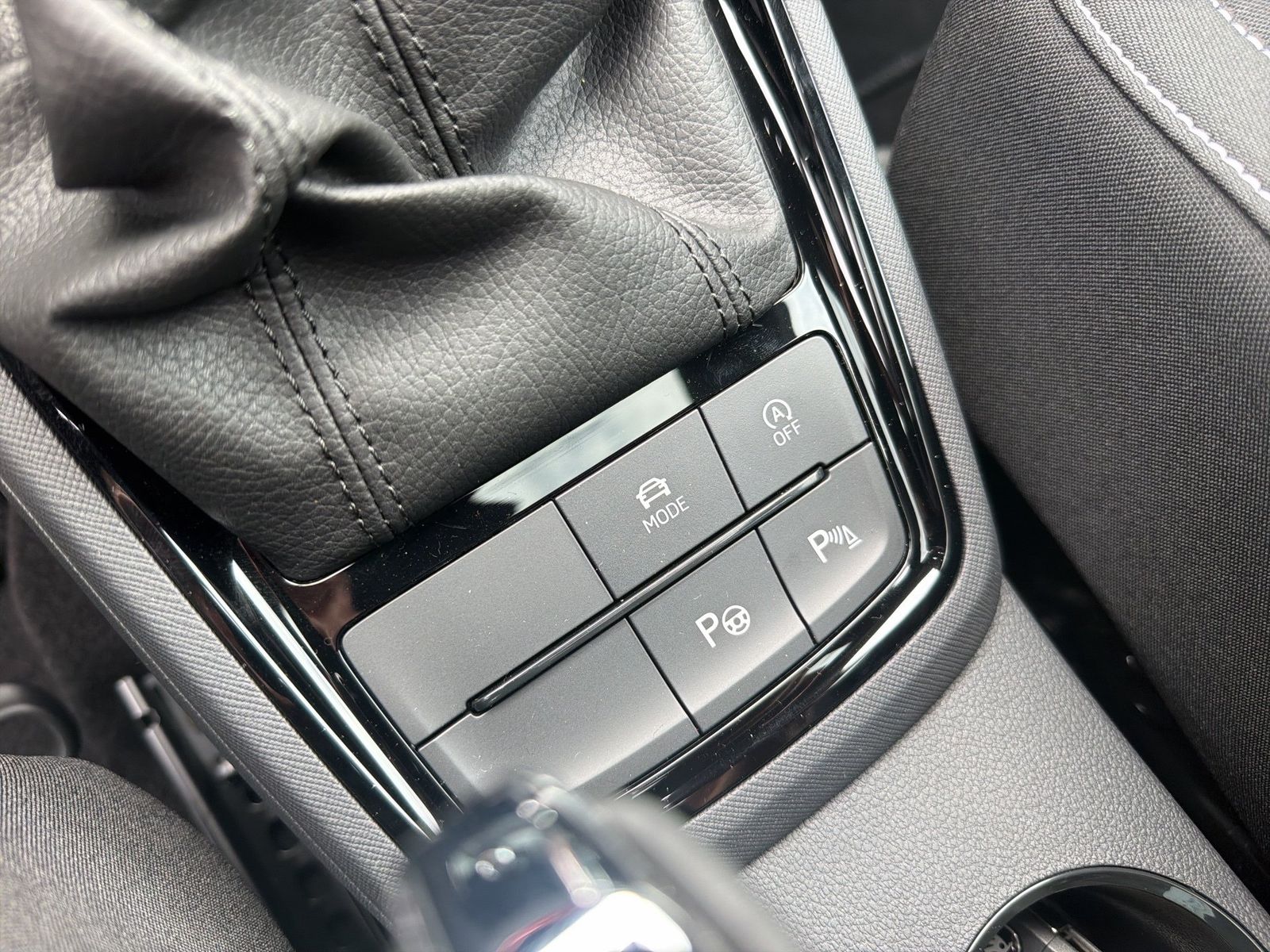 Fahrzeug autohaus mense Fahrzeugabbildung SKODA Kamiq 1.5 TSI Monte Carlo Matrix AHK Pano SD ACC - mit KI generiert/bearbeitet