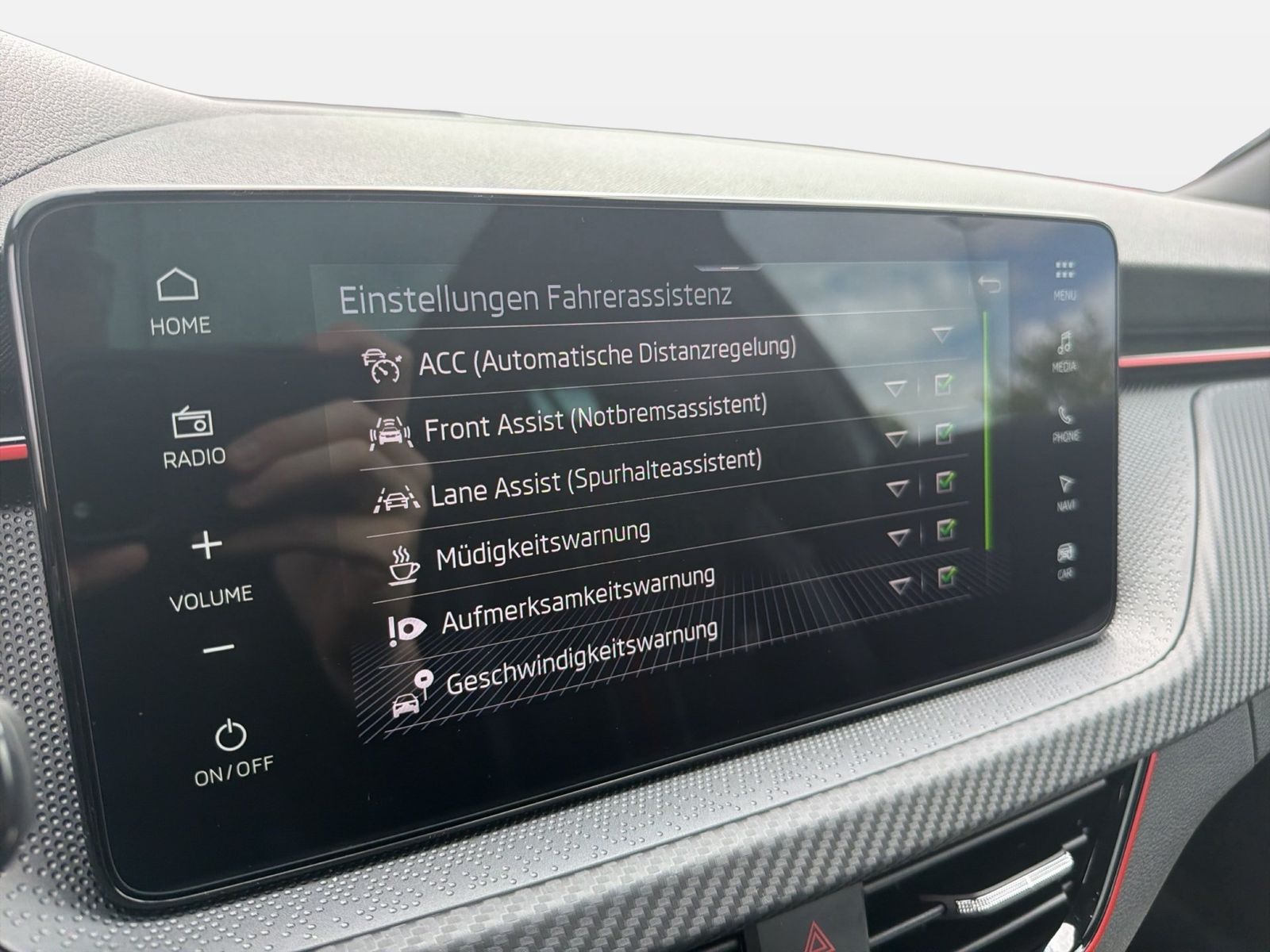Fahrzeug autohaus mense Fahrzeugabbildung SKODA Kamiq 1.5 TSI Monte Carlo Matrix AHK Pano SD ACC - mit KI generiert/bearbeitet