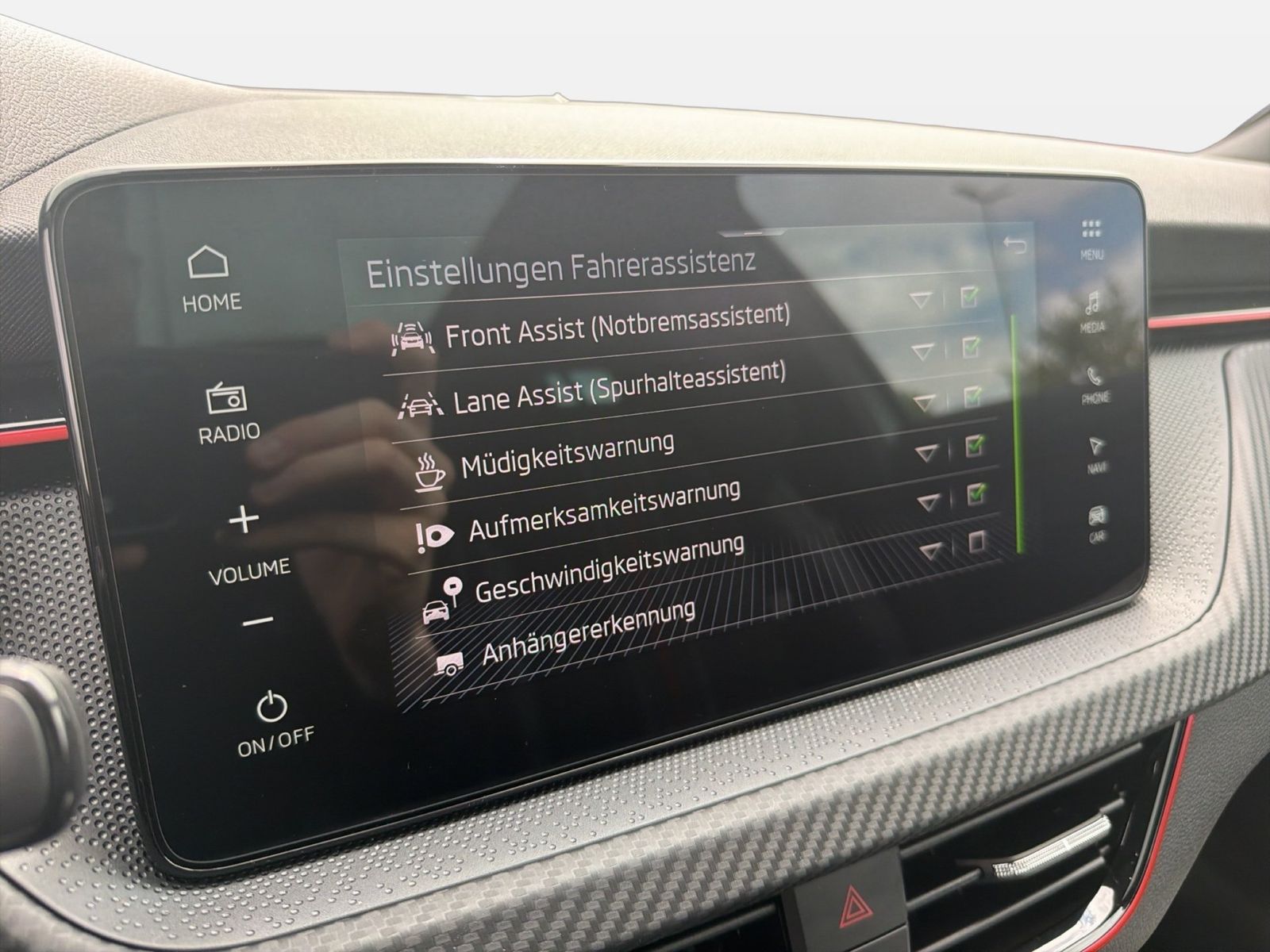 Fahrzeug autohaus mense Fahrzeugabbildung SKODA Kamiq 1.5 TSI Monte Carlo Matrix AHK Pano SD ACC - mit KI generiert/bearbeitet