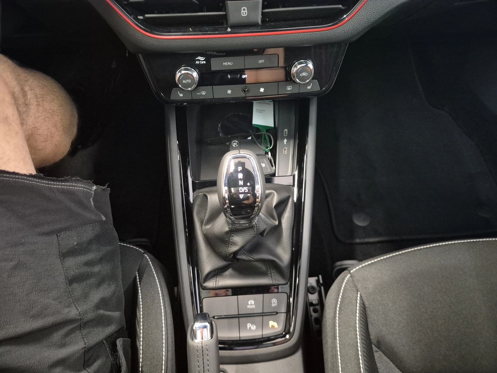 Fahrzeugabbildung SKODA Kamiq 1.5 TSI Monte Carlo Matrix AHK Pano SD ACC - mit KI generiert/bearbeitet