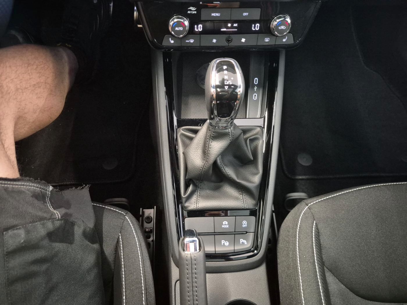Fahrzeugabbildung SKODA Kamiq 1.5 TSI Monte Carlo Matrix AHK Pano SD ACC - mit KI generiert/bearbeitet