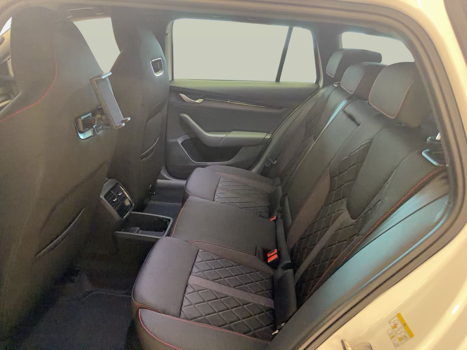 Fahrzeugabbildung SKODA Octavia Combi 2.0 TSI W RS Matrix AHK ACC LED