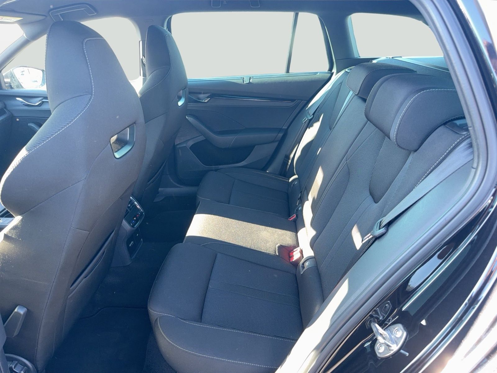 Fahrzeugabbildung SKODA Octavia Combi Sportline 2.0 TDI 110kW 7-Gang-DSG - mit KI generiert/bearbeitet
