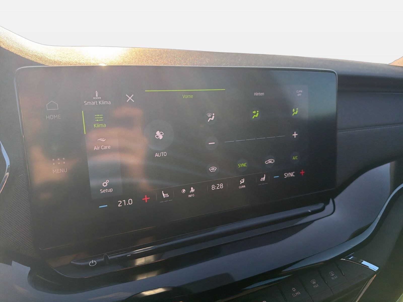 Fahrzeugabbildung SKODA Octavia Combi Sportline 2.0 TDI 110kW 7-Gang-DSG - mit KI generiert/bearbeitet
