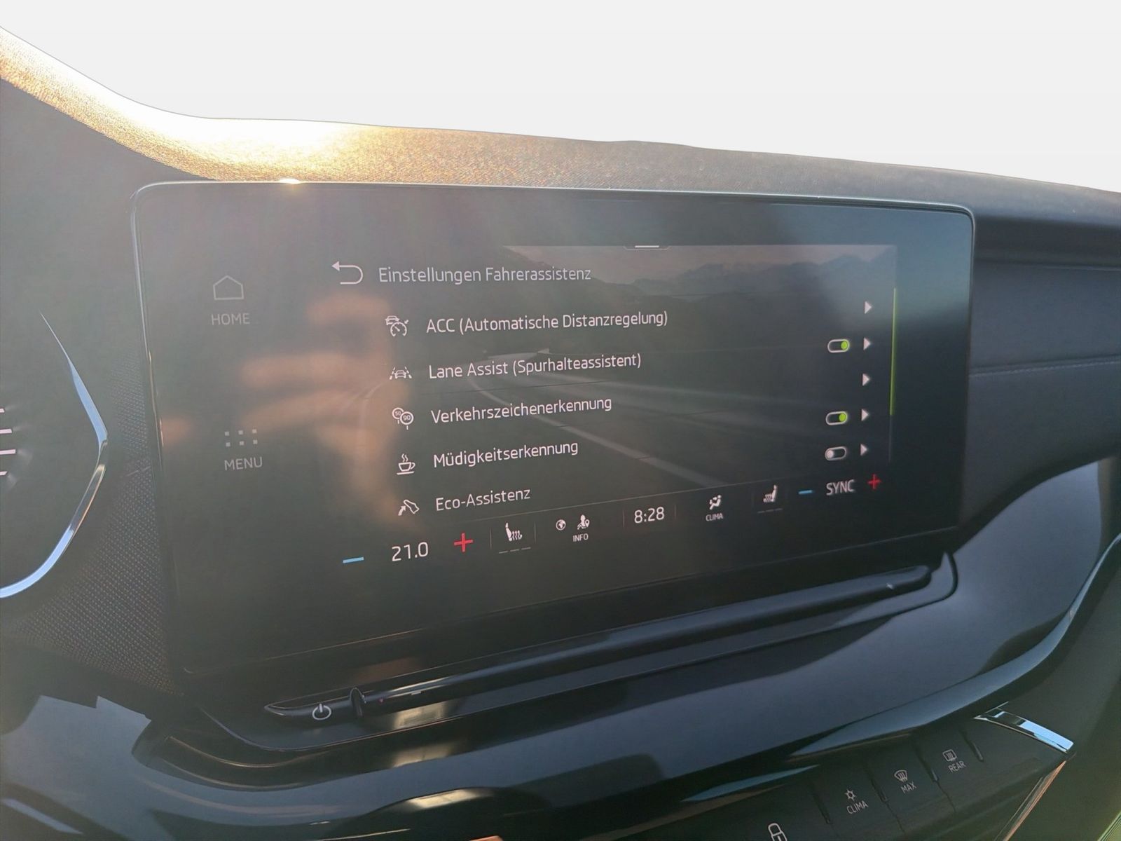 Fahrzeugabbildung SKODA Octavia Combi Sportline 2.0 TDI 110kW 7-Gang-DSG - mit KI generiert/bearbeitet