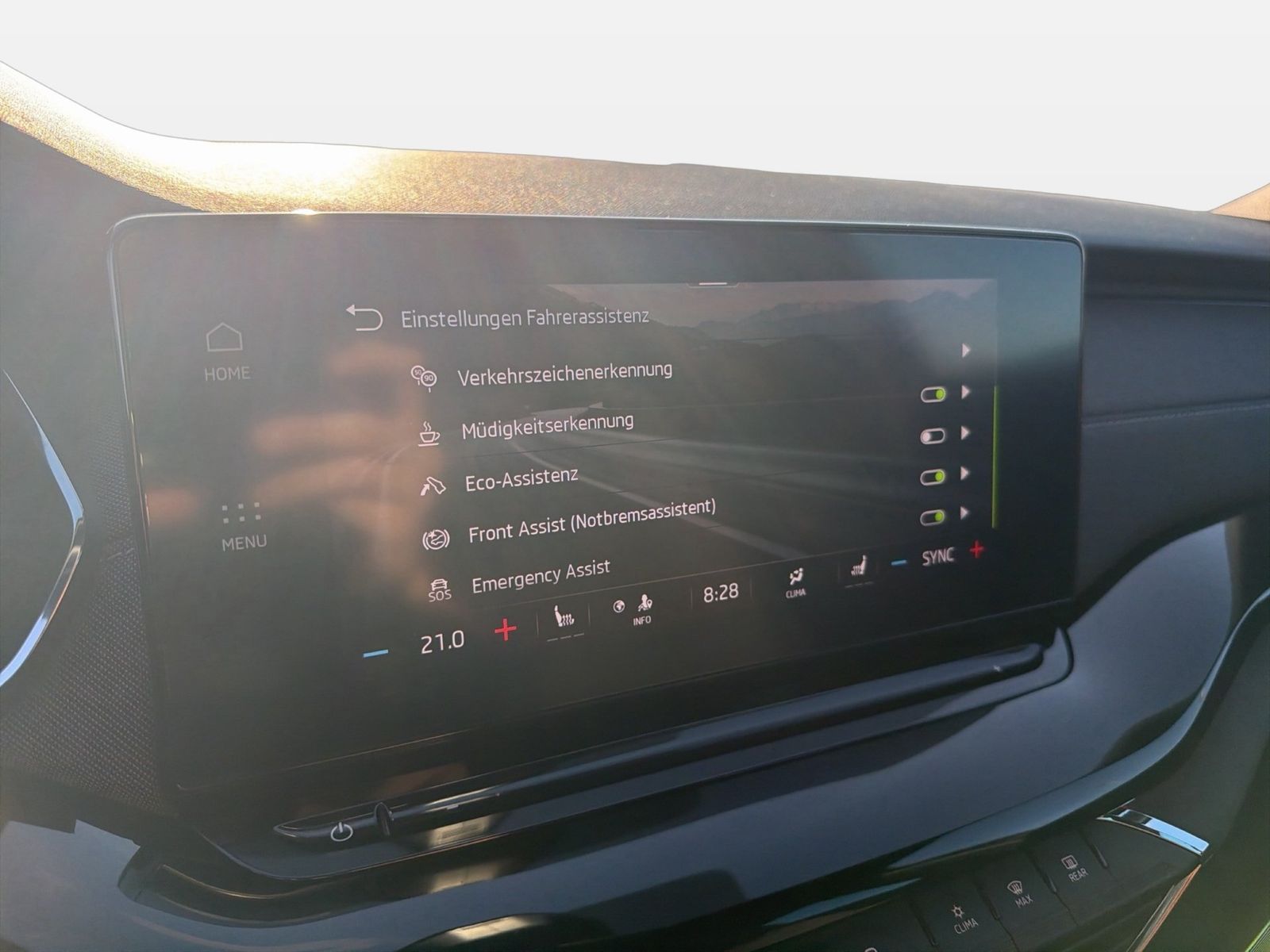 Fahrzeugabbildung SKODA Octavia Combi Sportline 2.0 TDI 110kW 7-Gang-DSG - mit KI generiert/bearbeitet
