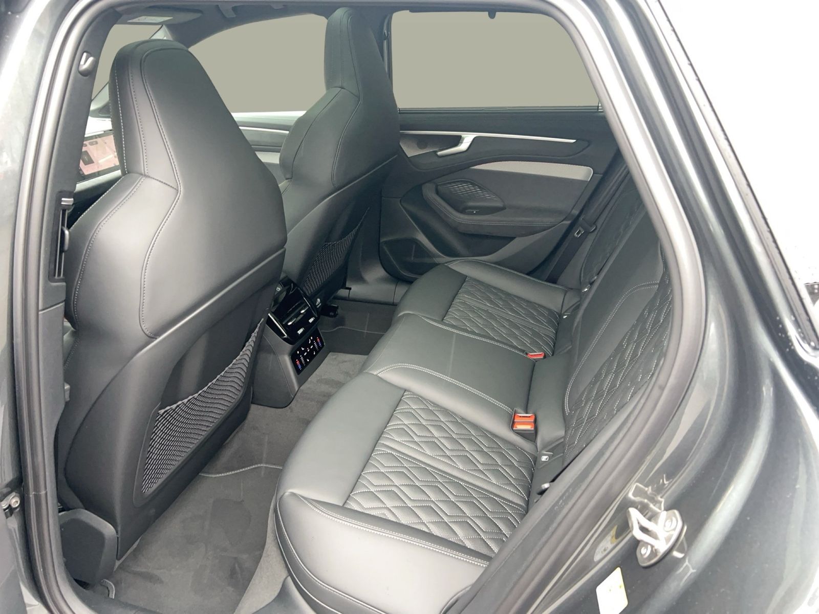 Fahrzeug autohaus mense Fahrzeugabbildung Audi A6 Avant TDI quattro 220 kW S tronic Matrix SD - mit KI generiert/bearbeitet