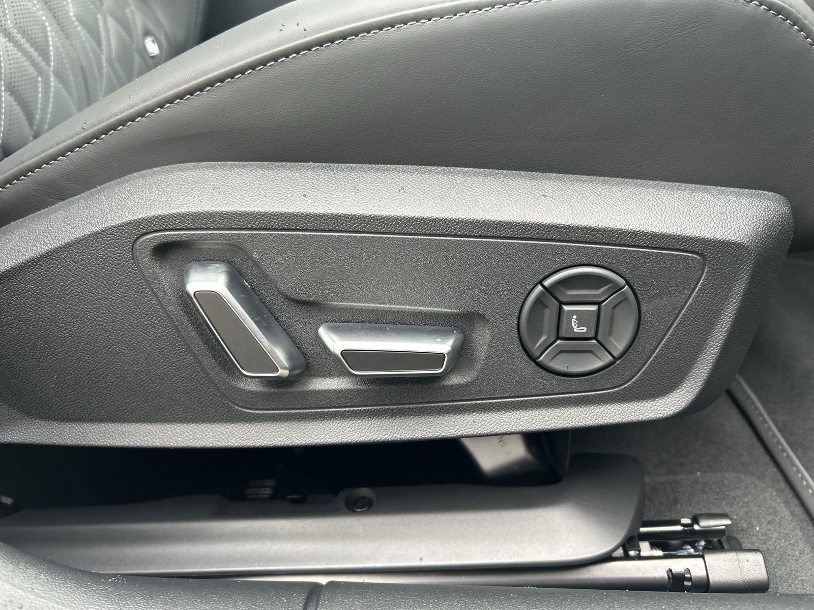 Fahrzeug autohaus mense Fahrzeugabbildung Audi A6 Avant TDI quattro 220 kW S tronic Matrix SD - mit KI generiert/bearbeitet
