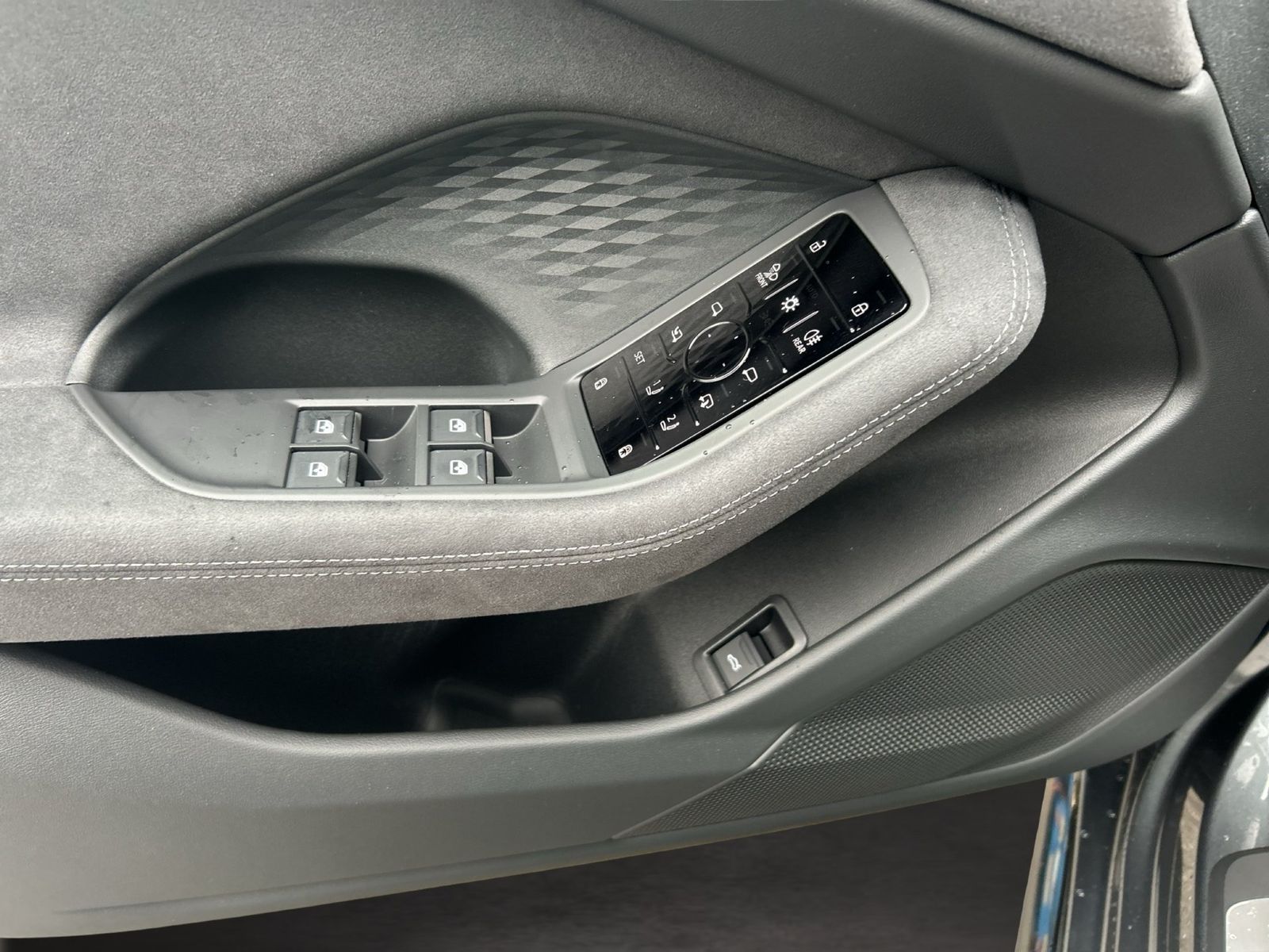 Fahrzeug autohaus mense Fahrzeugabbildung Audi A6 Avant TDI quattro 220 kW S tronic Matrix SD - mit KI generiert/bearbeitet
