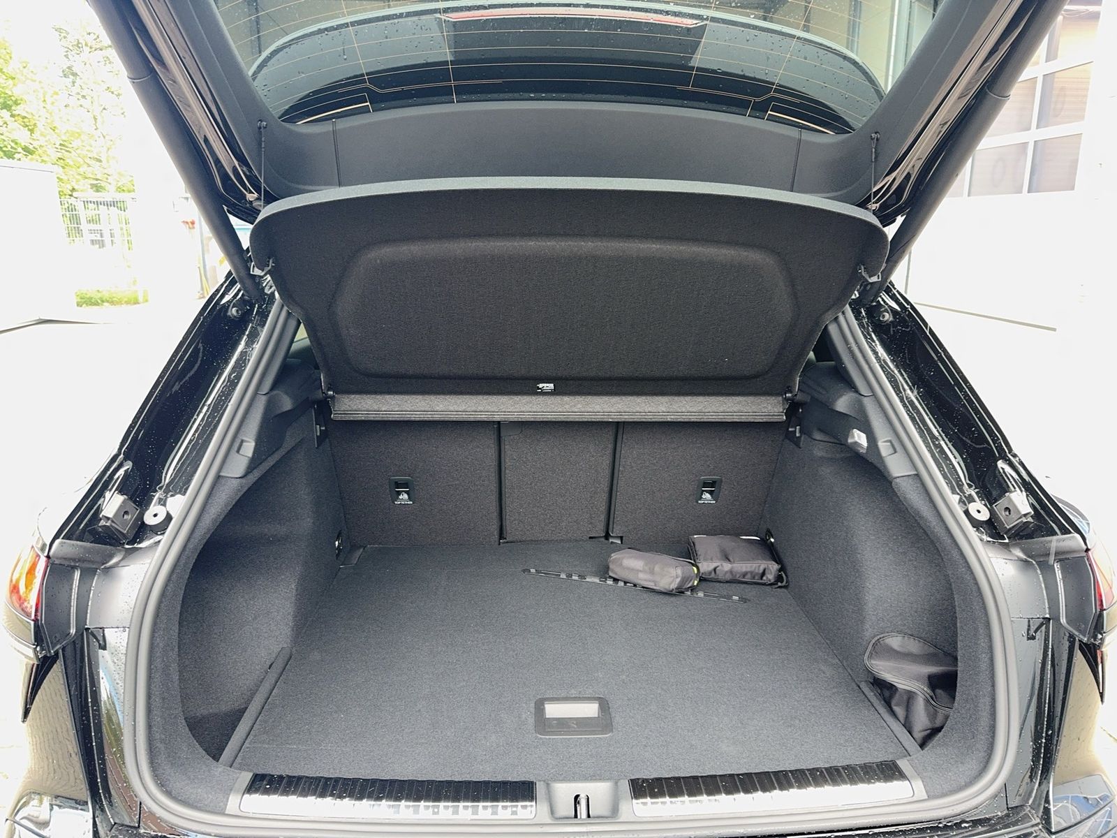 Fahrzeug autohaus mense Fahrzeugabbildung Audi Q3 SUV TDI quattro 142 kW S tronic TechPro AHK - mit KI generiert/bearbeitet