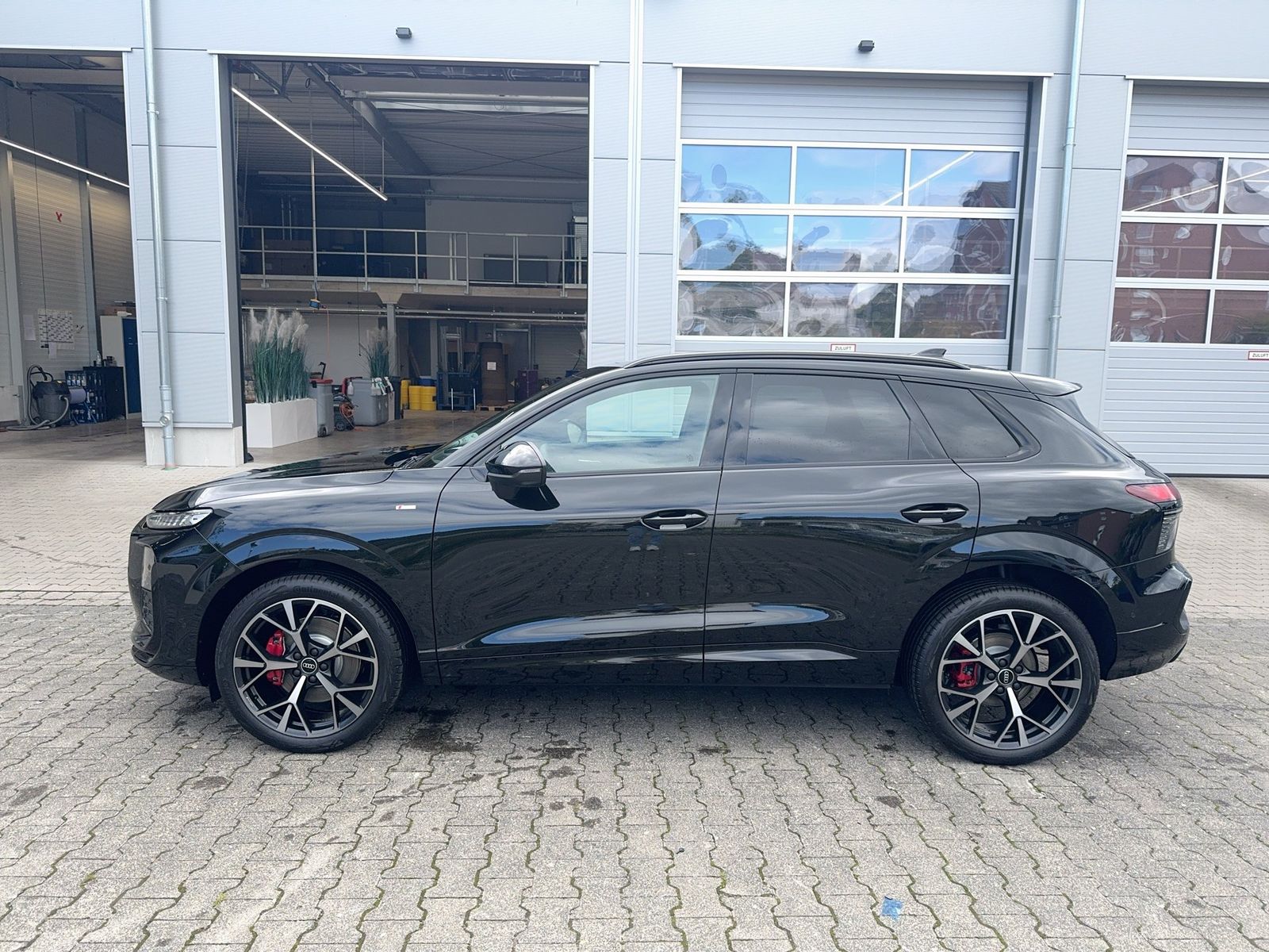 Fahrzeug autohaus mense Fahrzeugabbildung Audi Q3 SUV TDI quattro 142 kW S tronic TechPro AHK - mit KI generiert/bearbeitet