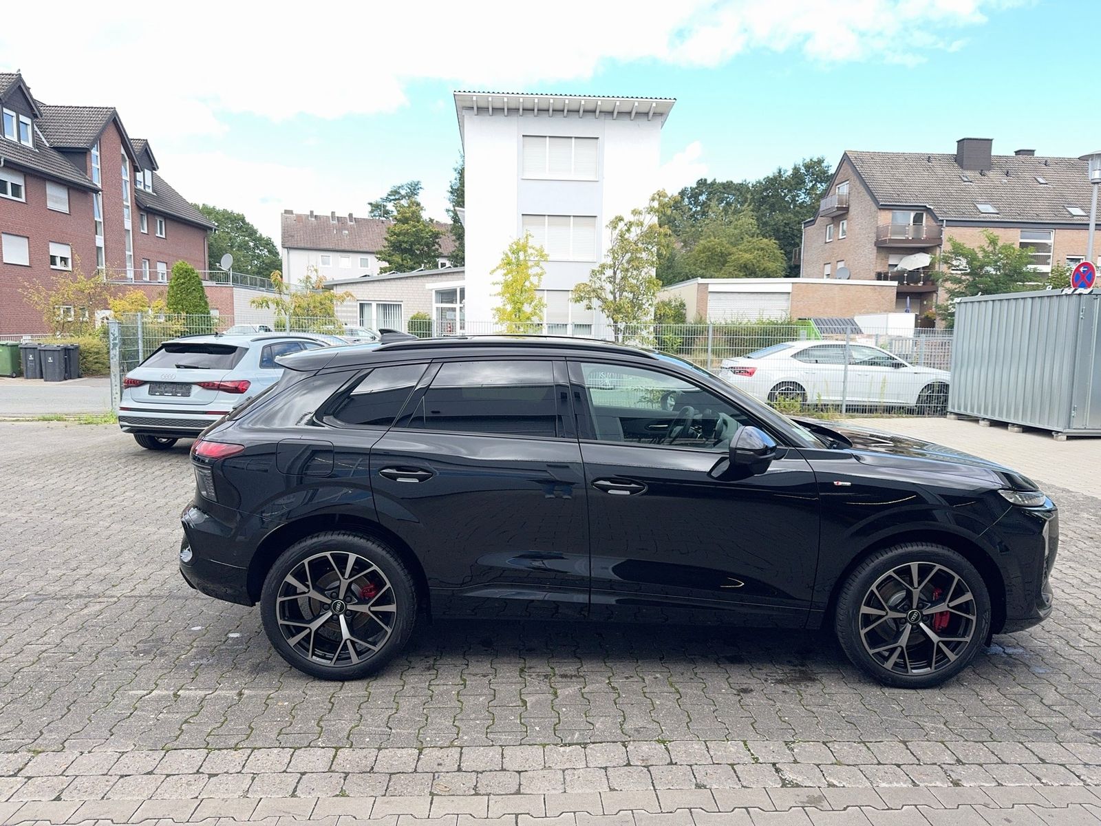 Fahrzeug autohaus mense Fahrzeugabbildung Audi Q3 SUV TDI quattro 142 kW S tronic TechPro AHK - mit KI generiert/bearbeitet