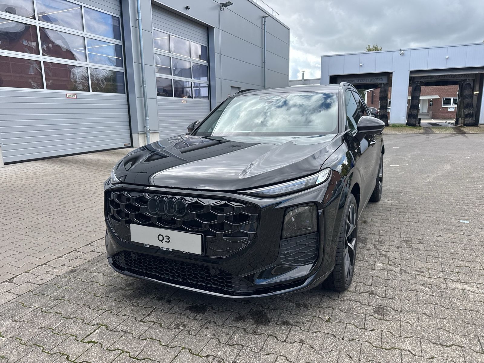 Fahrzeug autohaus mense Fahrzeugabbildung Audi Q3 SUV TDI quattro 142 kW S tronic TechPro AHK - mit KI generiert/bearbeitet