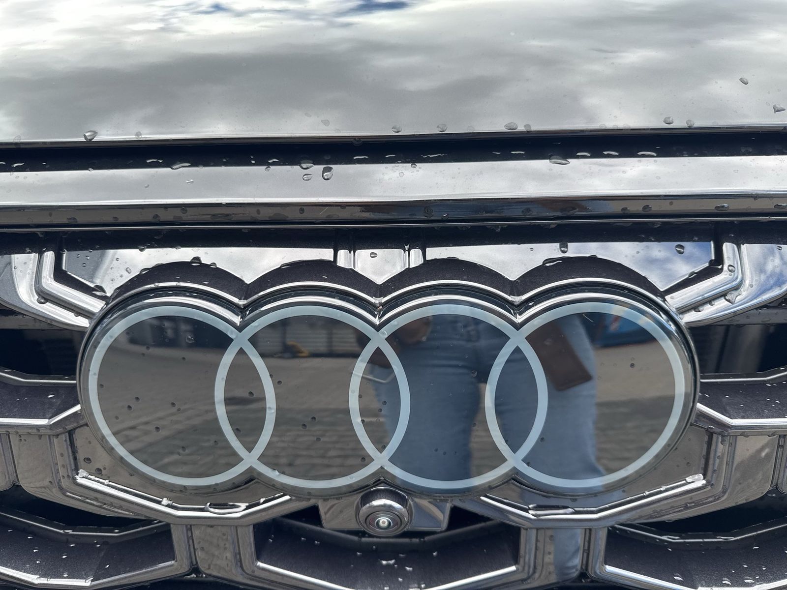 Fahrzeug autohaus mense Fahrzeugabbildung Audi Q3 SUV TDI quattro 142 kW S tronic TechPro AHK - mit KI generiert/bearbeitet