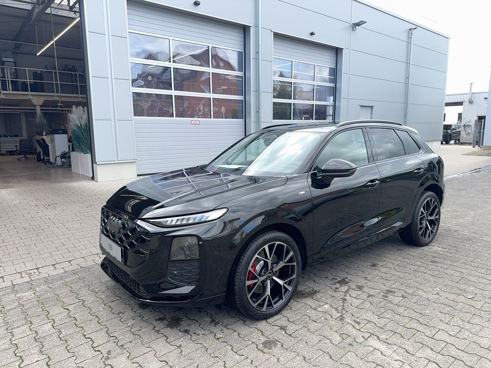 Fahrzeug autohaus mense Fahrzeugabbildung Audi Q3 SUV TDI quattro 142 kW S tronic TechPro AHK - mit KI generiert/bearbeitet