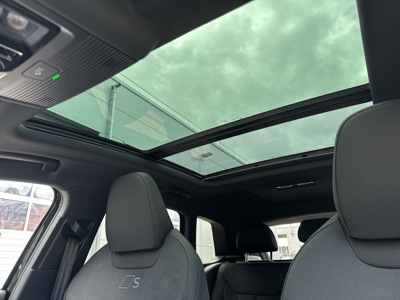 Fahrzeug autohaus mense Fahrzeugabbildung Audi Q3 SUV TDI quattro 142 kW S tronic TechPro AHK - mit KI generiert/bearbeitet
