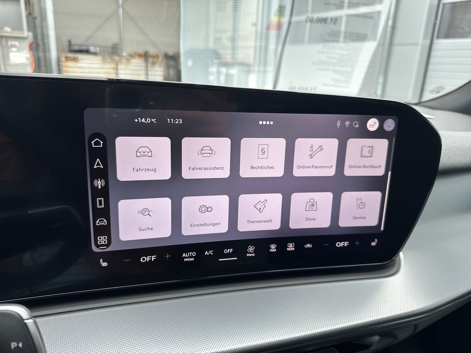 Fahrzeug autohaus mense Fahrzeugabbildung Audi Q3 SUV TDI quattro 142 kW S tronic TechPro AHK - mit KI generiert/bearbeitet