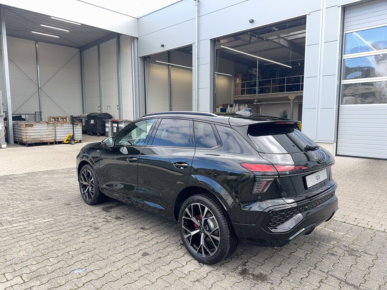 Fahrzeug autohaus mense Fahrzeugabbildung Audi Q3 SUV TDI quattro 142 kW S tronic TechPro AHK - mit KI generiert/bearbeitet