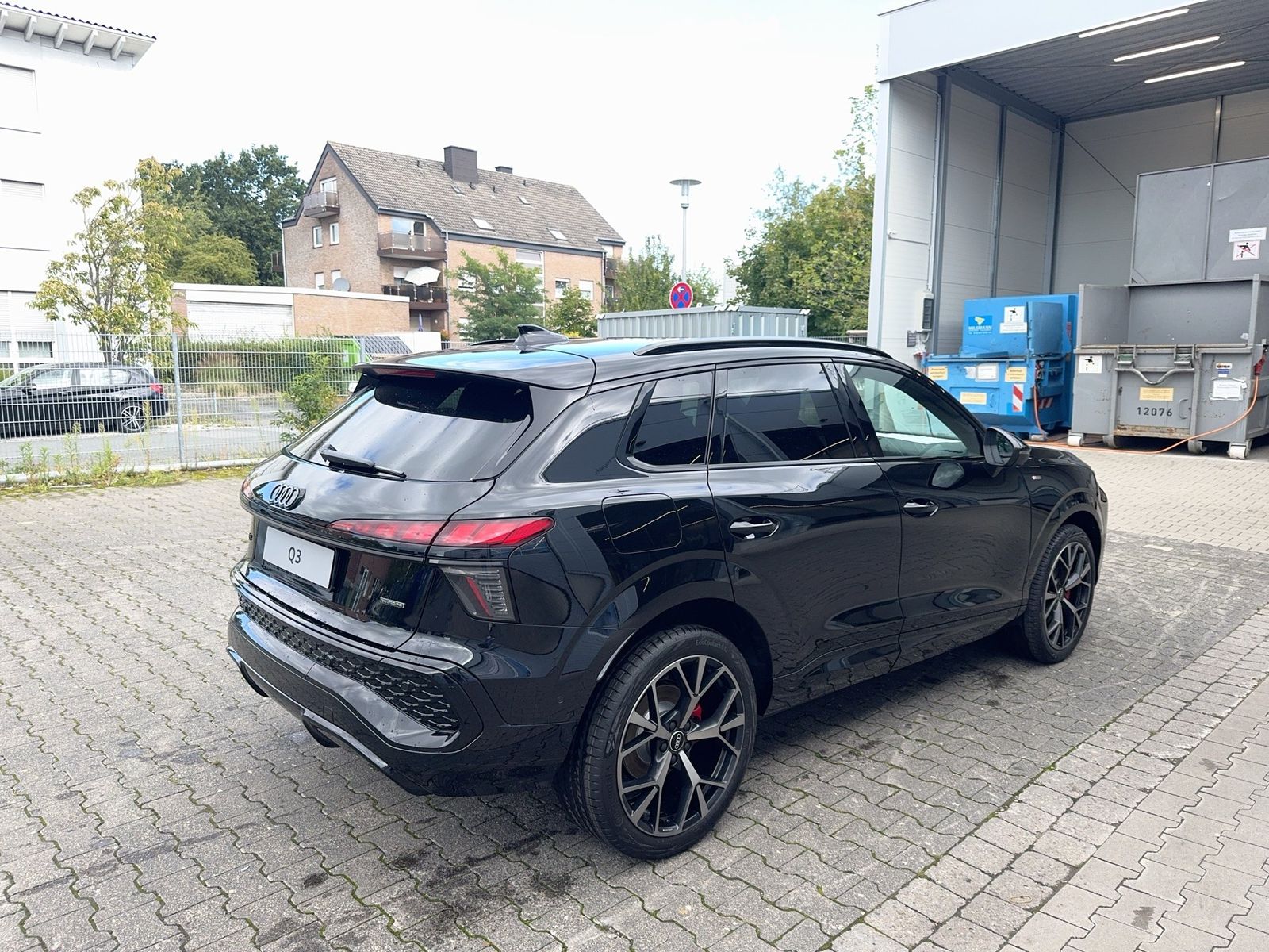 Fahrzeug autohaus mense Fahrzeugabbildung Audi Q3 SUV TDI quattro 142 kW S tronic TechPro AHK - mit KI generiert/bearbeitet
