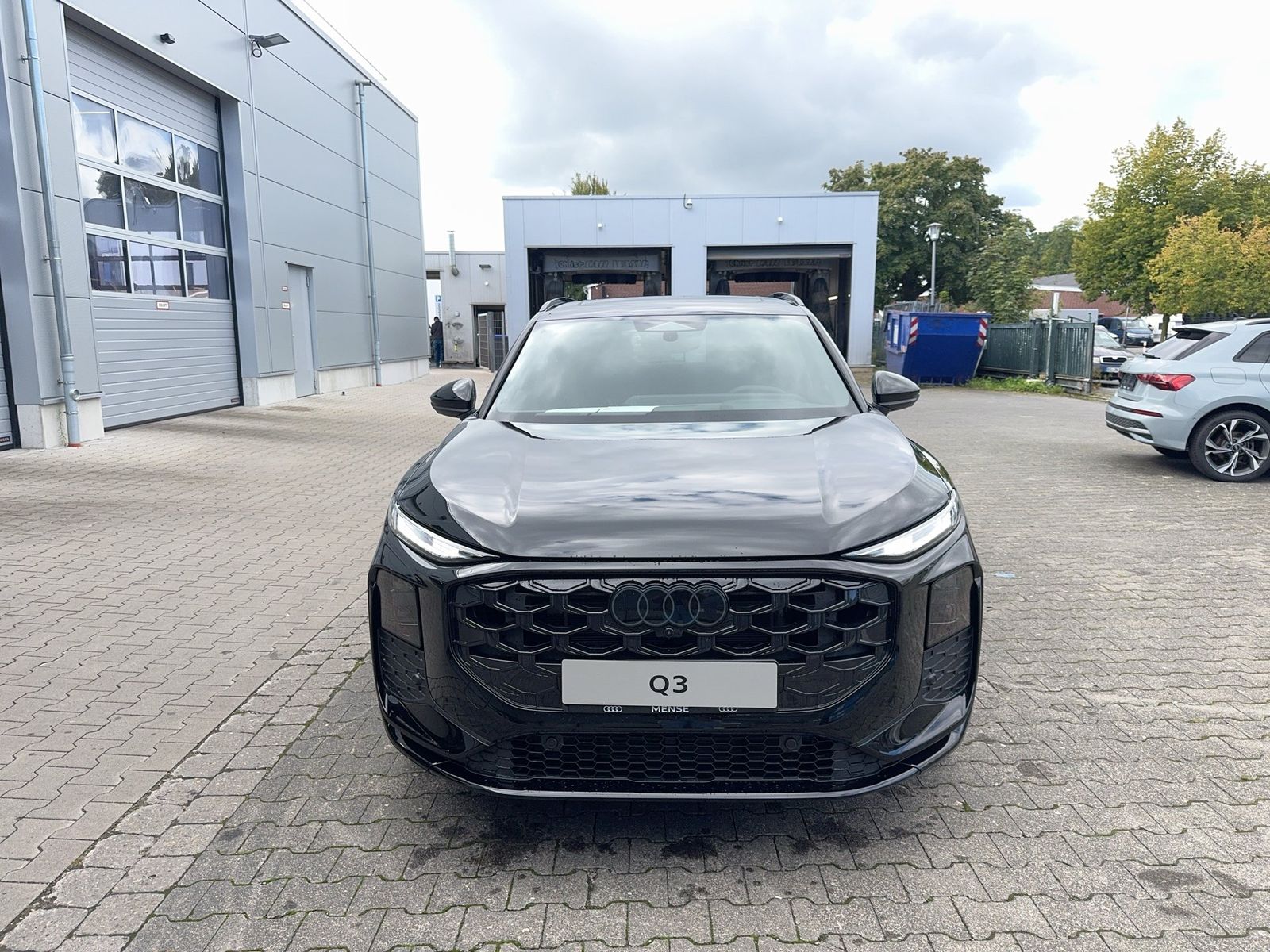 Fahrzeug autohaus mense Fahrzeugabbildung Audi Q3 SUV TDI quattro 142 kW S tronic TechPro AHK - mit KI generiert/bearbeitet