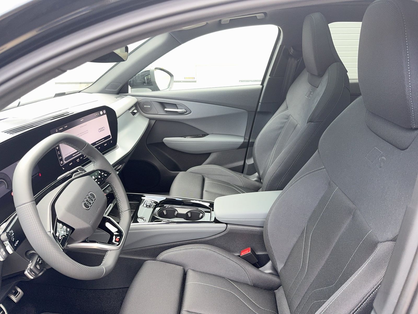 Fahrzeug autohaus mense Fahrzeugabbildung Audi Q3 SUV TDI quattro 142 kW S tronic TechPro AHK - mit KI generiert/bearbeitet