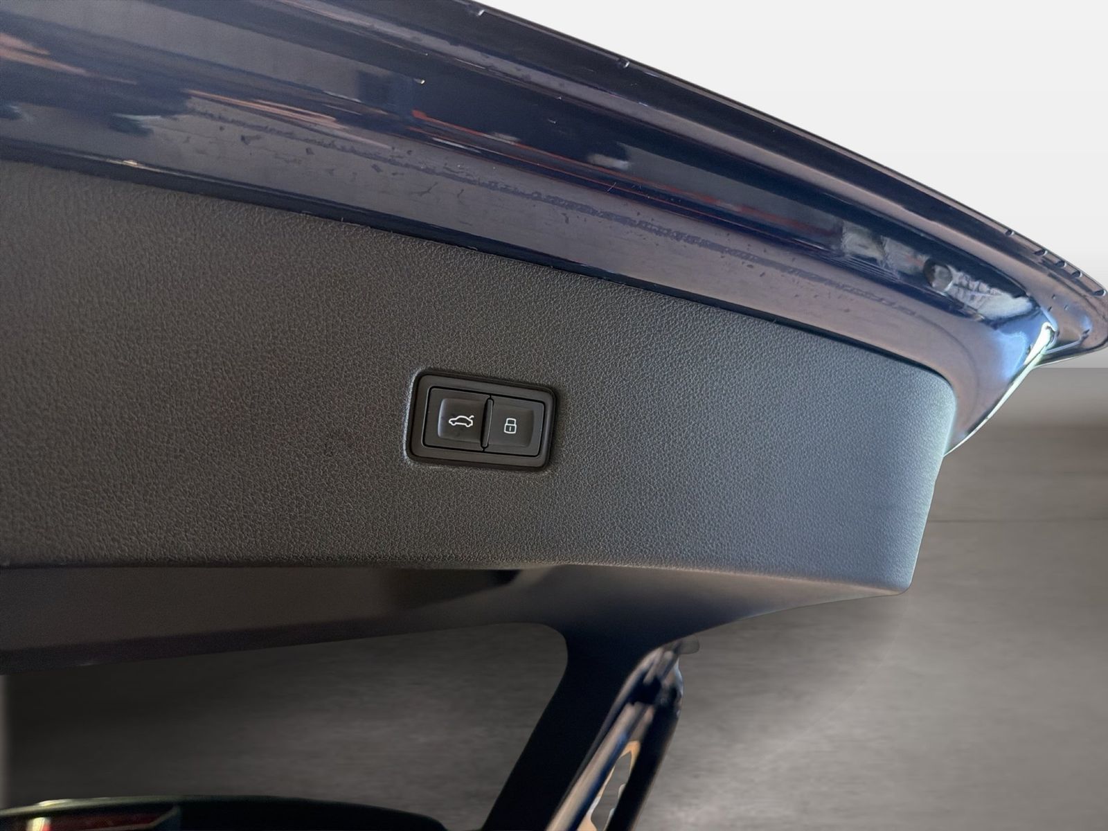 Fahrzeug autohaus mense Fahrzeugabbildung Audi SQ8 TFSI quattro tiptronic Matrix AHK HUD Luft