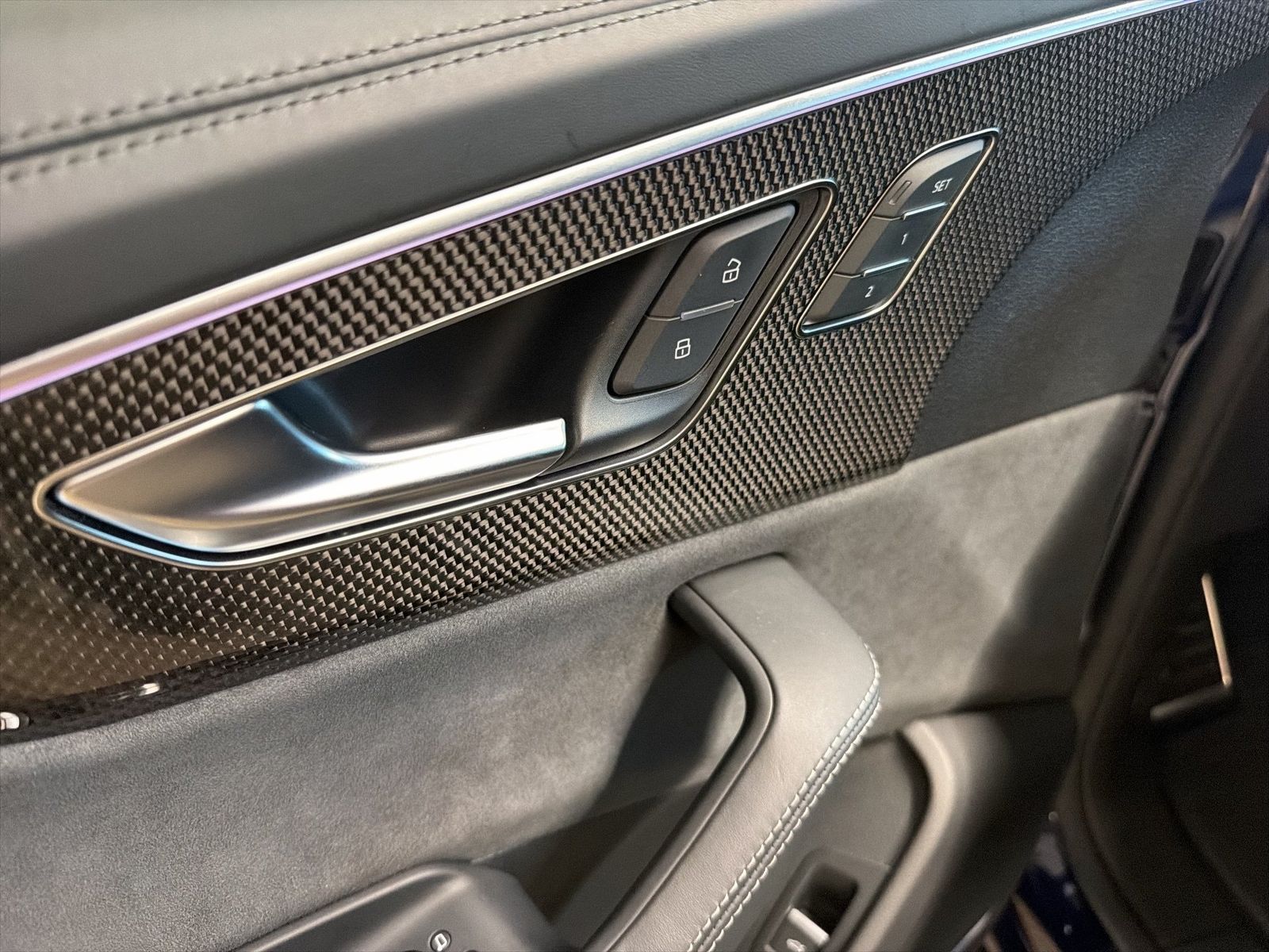 Fahrzeug autohaus mense Fahrzeugabbildung Audi SQ8 TFSI quattro tiptronic Matrix AHK HUD Luft
