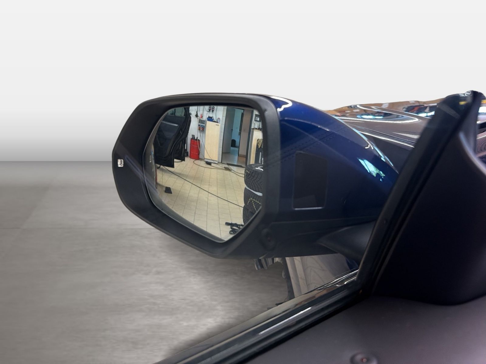 Fahrzeug autohaus mense Fahrzeugabbildung Audi SQ8 TFSI quattro tiptronic Matrix AHK HUD Luft