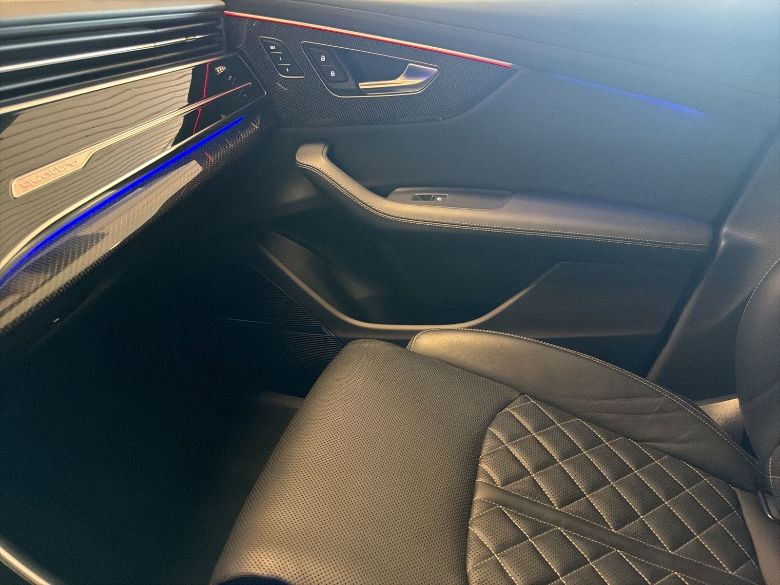 Fahrzeug autohaus mense Fahrzeugabbildung Audi SQ8 TFSI quattro tiptronic Matrix AHK HUD Luft