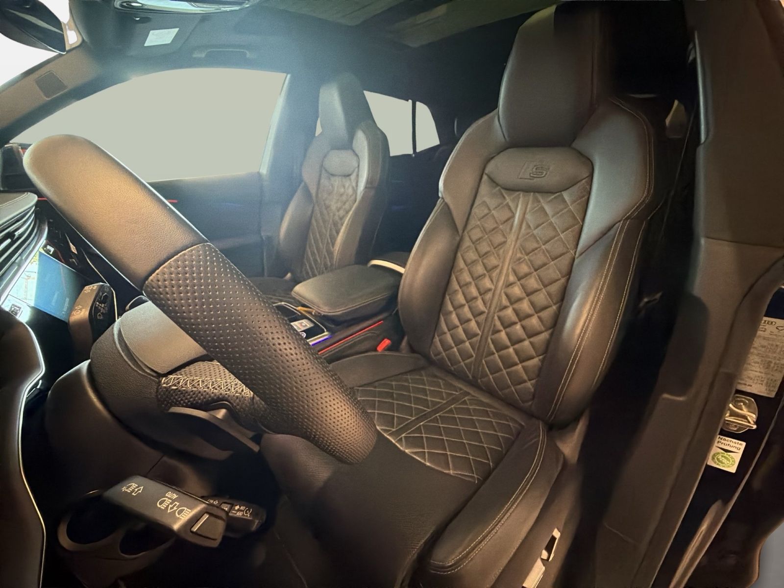 Fahrzeug autohaus mense Fahrzeugabbildung Audi SQ8 TFSI quattro tiptronic Matrix AHK HUD Luft