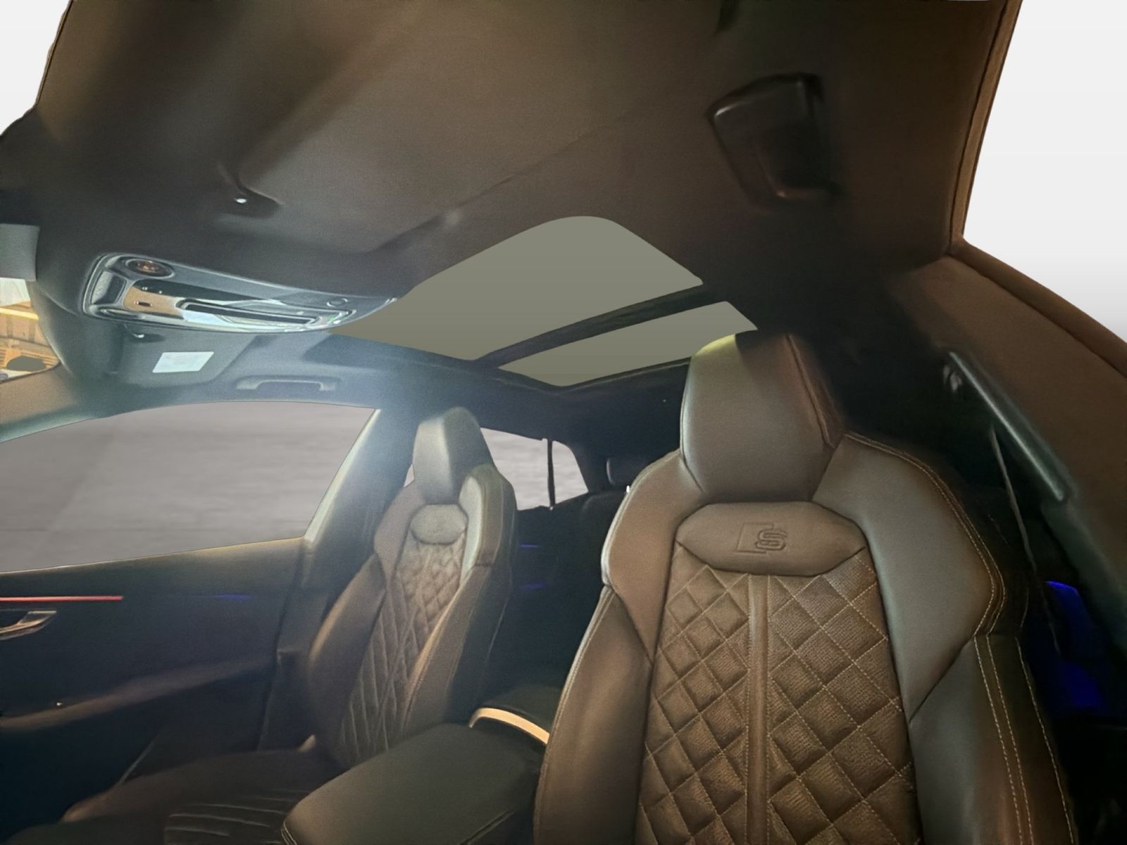 Fahrzeug autohaus mense Fahrzeugabbildung Audi SQ8 TFSI quattro tiptronic Matrix AHK HUD Luft