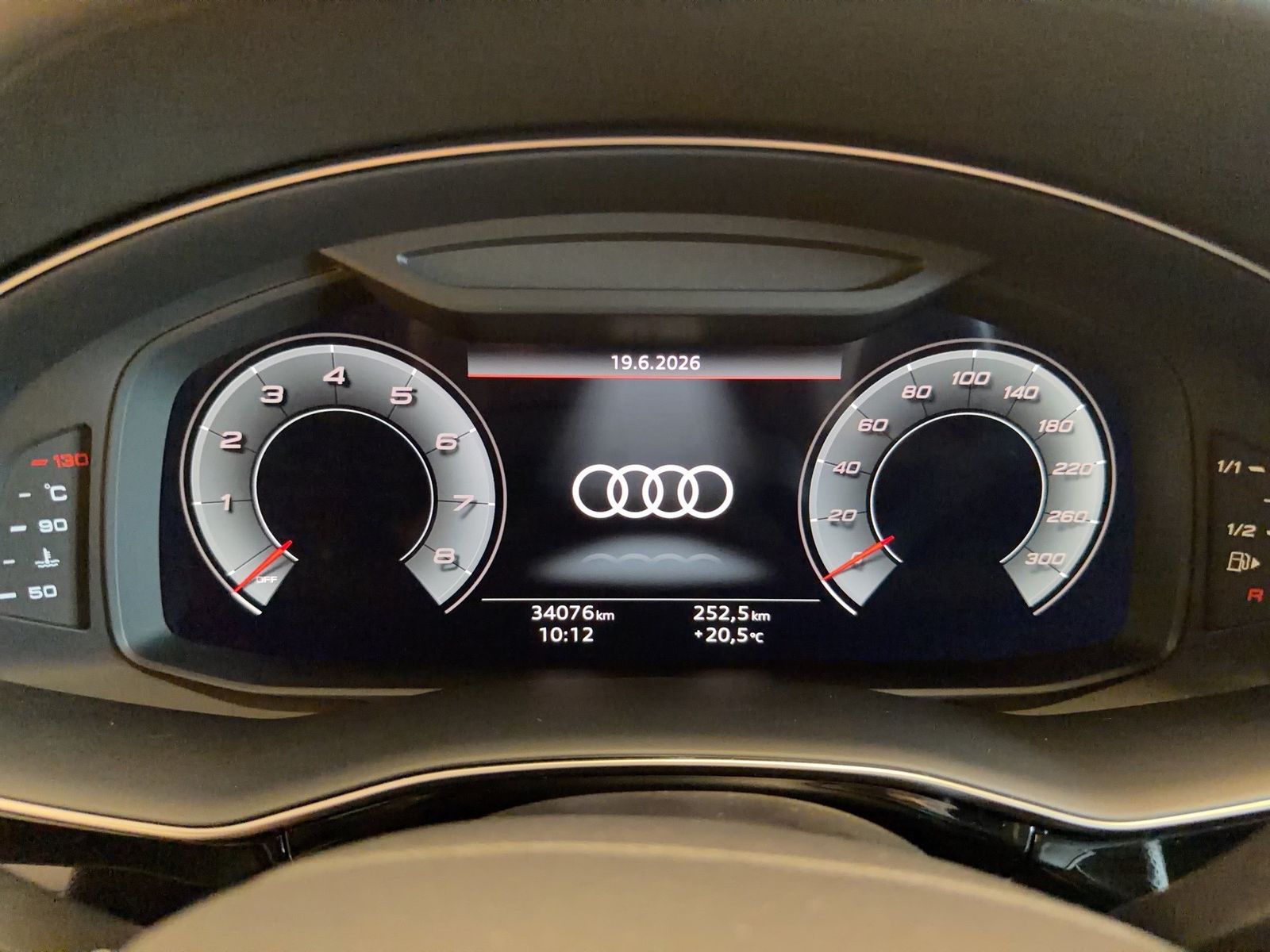 Fahrzeug autohaus mense Fahrzeugabbildung Audi SQ8 TFSI quattro tiptronic Matrix AHK HUD Luft