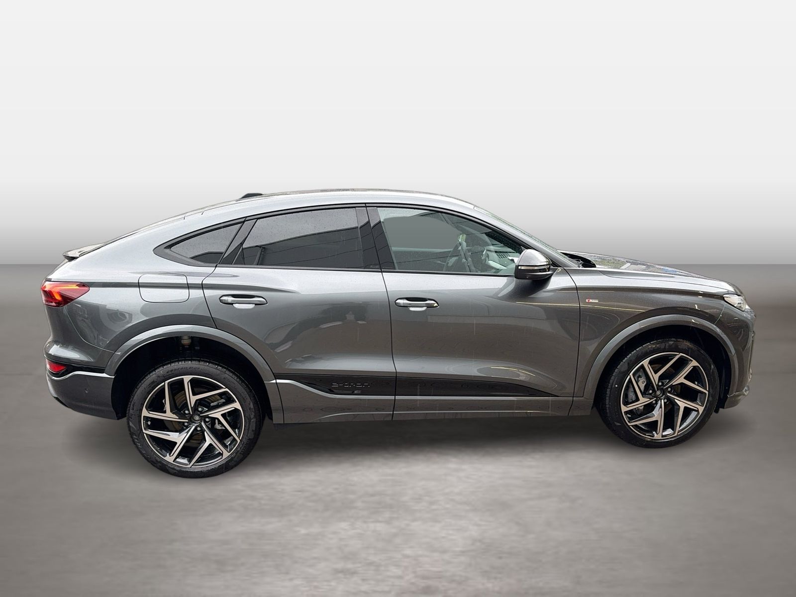 Fahrzeugabbildung Audi Q6 Sportback e-tron quattro 315 kW SD - mit KI generiert/bearbeitet