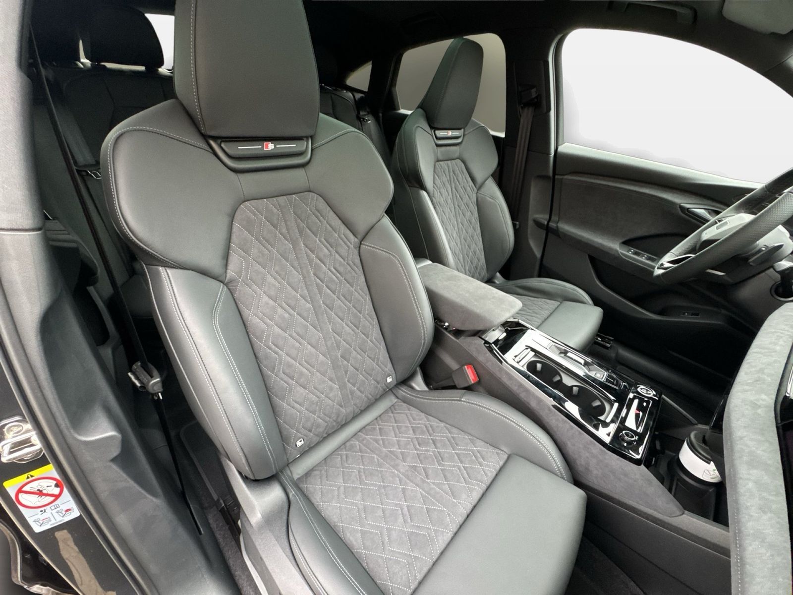 Fahrzeugabbildung Audi Q6 Sportback e-tron quattro 315 kW SD - mit KI generiert/bearbeitet