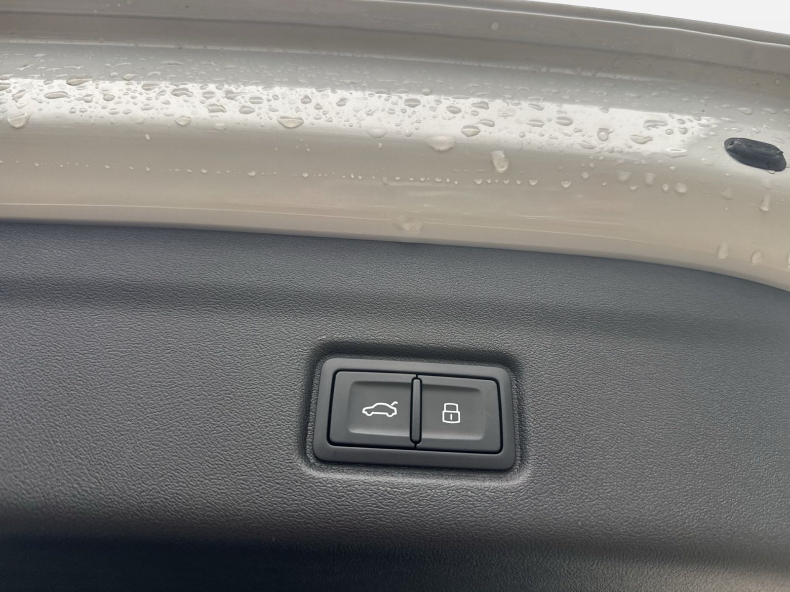 Fahrzeug autohaus mense Fahrzeugabbildung Audi Q6 SUV e-tron quattro 315 kW Matrix B&O - mit KI generiert/bearbeitet