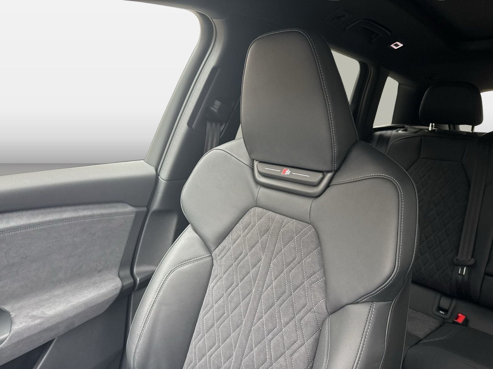 Fahrzeug autohaus mense Fahrzeugabbildung Audi Q6 SUV e-tron quattro 315 kW Matrix B&O - mit KI generiert/bearbeitet