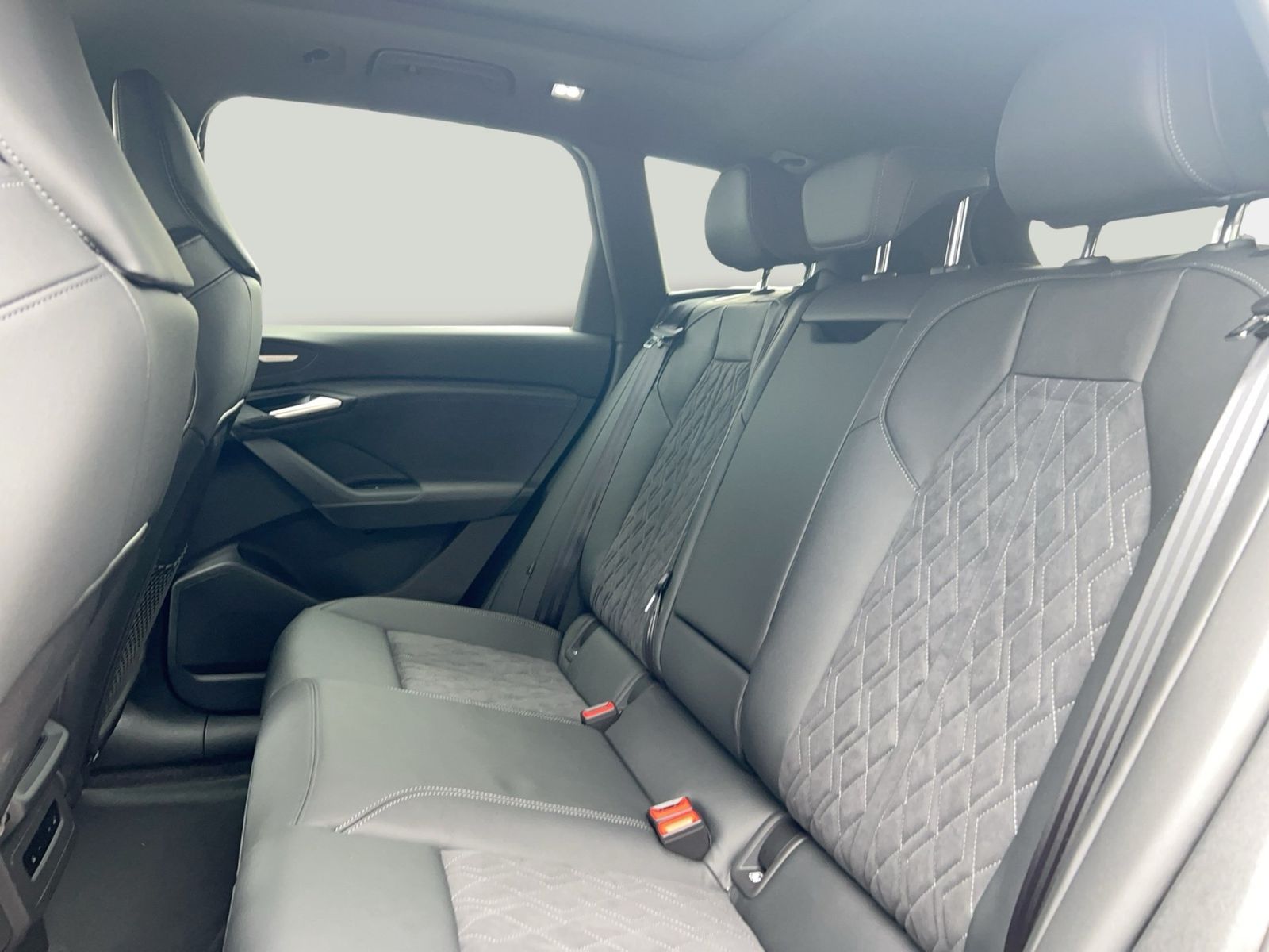 Fahrzeug autohaus mense Fahrzeugabbildung Audi Q6 SUV e-tron quattro 315 kW Matrix B&O - mit KI generiert/bearbeitet